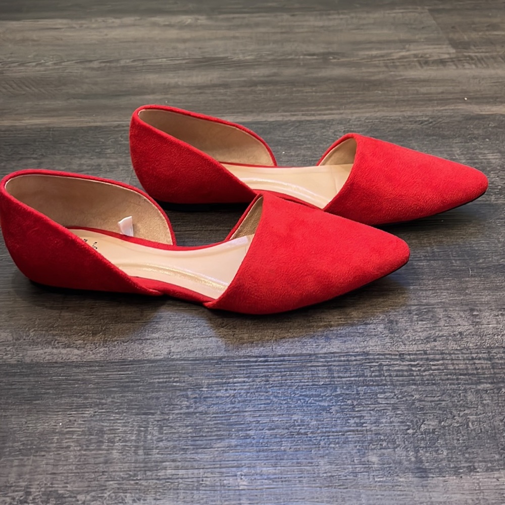 Women’s closed toe flat shoes.Red. Size 7.5